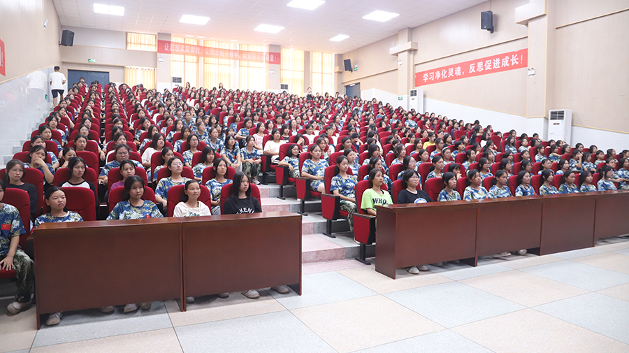 時光不語，靜待花開——懷化市新晃恒雅高級中學(xué)舉辦女生青春期健康教育講座